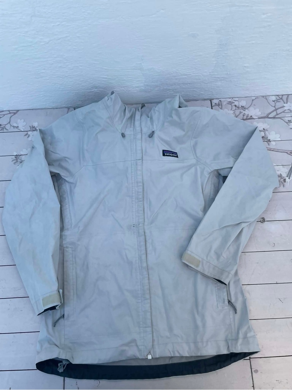 Patagonia Women's Light Gray Hooded Utility Jacket - Picture 5 of 16